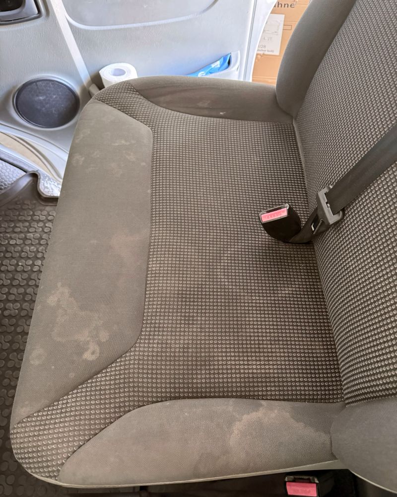 Autositz vor der Innenreinigung in Korb