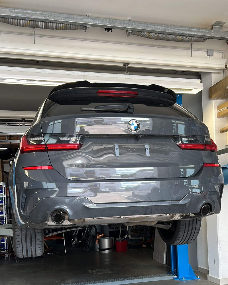 Auto auf Hebebühne vor optischer Aufwertung in Korb
